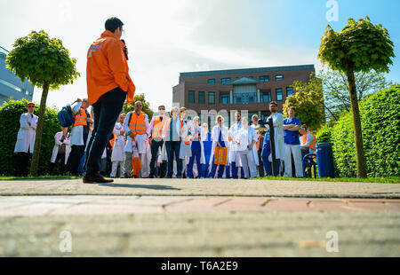 Oldenburg, Deutschland. 30 Apr, 2019. Aerzte an kommunalen Krankenhaeusern in Niedersachsen sind im warnstreik am Oldenburger Klinik. Die medizinische Organisation Marburger Bund hatte für diese genannt. Credit: mohssen Assanimoghaddam/dpa/Alamy leben Nachrichten Stockfoto