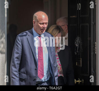 Downing Street, London, UK. 30.April 2019. Chris Grayling, Staatssekretär für Verkehr, Blätter Downing Street mit Bernstein Rudd, Minister für Arbeit und Altersversorgung nach der wöchentlichen Kabinettssitzung. Credit: Malcolm Park/Alamy Leben Nachrichten. Stockfoto