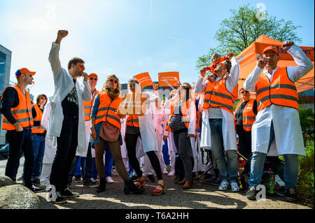 Oldenburg, Deutschland. 30 Apr, 2019. Aerzte an kommunalen Krankenhaeusern in Niedersachsen sind im warnstreik am Oldenburger Klinik. Die medizinische Organisation Marburger Bund hatte für diese genannt. Credit: mohssen Assanimoghaddam/dpa/Alamy leben Nachrichten Stockfoto