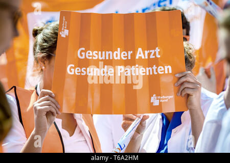 Oldenburg, Deutschland. 30 Apr, 2019. Während ihrer Warnstreik, Ärzte aus der kommunalen Krankenhäuser in Niedersachsen stehen vor dem Oldenburger Klinik mit einer Pappe Schild "Gesund Arzt - gesunde Patienten. Die medizinische Organisation Marburger Bund hat für den Warnstreik aufgerufen. Credit: mohssen Assanimoghaddam/dpa/Alamy leben Nachrichten Stockfoto