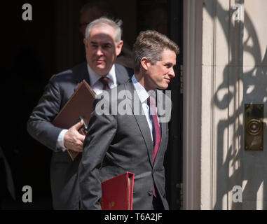 Downing Street, London, UK. 30.April 2019. Geoffrey Cox QC, Attorney General verlässt Downing Street mit Gavin Williamson, Staatssekretär für Verteidigung nach der wöchentlichen Kabinettssitzung. Credit: Malcolm Park/Alamy Leben Nachrichten. Stockfoto