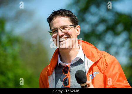 Oldenburg, Deutschland. 30 Apr, 2019. Sven De Noni, Geschäftsführer der Marburger Bund Niedersachsen, steht vor dem Oldenburger Klinik während in den Warnstreik getreten. Die medizinische Organisation Marburger Bund hatte für den Warnstreik aufgerufen. Credit: mohssen Assanimoghaddam/dpa/Alamy leben Nachrichten Stockfoto