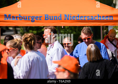 Oldenburg, Deutschland. 30 Apr, 2019. Während ihrer Warnstreik am Klinikum Oldenburg, Ärzte aus der kommunalen Krankenhäuser in Niedersachsen stehen vor einem Pavillon mit den Worten 'Marburger Bund Niedersachsen" geschrieben. Die medizinische Organisation Marburger Bund hat für den Warnstreik aufgerufen. Credit: mohssen Assanimoghaddam/dpa/Alamy leben Nachrichten Stockfoto