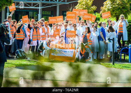 Oldenburg, Deutschland. 30 Apr, 2019. Aerzte an kommunalen Krankenhaeusern in Niedersachsen sind im warnstreik am Oldenburger Klinik. Die medizinische Organisation Marburger Bund hatte für diese genannt. Credit: mohssen Assanimoghaddam/dpa/Alamy leben Nachrichten Stockfoto