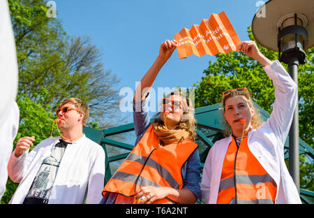 Oldenburg, Deutschland. 30 Apr, 2019. Zwei Ärzte aus der kommunalen Krankenhäuser in Niedersachsen stehen vor dem Oldenburger Klinik bei einem Warnstreik mit einem Karton Schild "Gesund Arzt - gesunde Patienten. Die medizinische Organisation Marburger Bund hat für den Warnstreik aufgerufen. Credit: mohssen Assanimoghaddam/dpa/Alamy leben Nachrichten Stockfoto