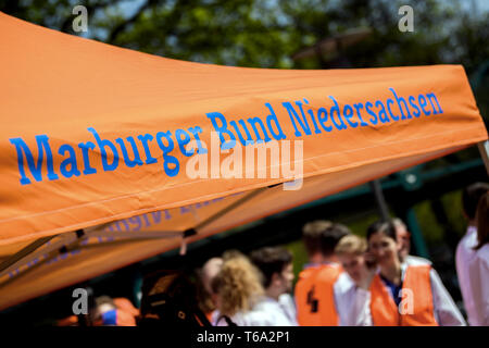 Oldenburg, Deutschland. 30 Apr, 2019. Während ihrer Warnstreik am Klinikum Oldenburg, Ärzte aus der kommunalen Krankenhäuser in Niedersachsen stehen vor einem Pavillon mit den Worten 'Marburger Bund Niedersachsen" geschrieben. Die medizinische Organisation Marburger Bund hat für den Warnstreik aufgerufen. Credit: mohssen Assanimoghaddam/dpa/Alamy leben Nachrichten Stockfoto