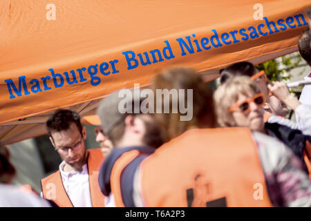 Oldenburg, Deutschland. 30 Apr, 2019. Während ihrer Warnstreik am Klinikum Oldenburg, Ärzte aus der kommunalen Krankenhäuser in Niedersachsen stehen vor einem Pavillon mit den Worten 'Marburger Bund Niedersachsen" geschrieben. Die medizinische Organisation Marburger Bund hat für den Warnstreik aufgerufen. Credit: mohssen Assanimoghaddam/dpa/Alamy leben Nachrichten Stockfoto