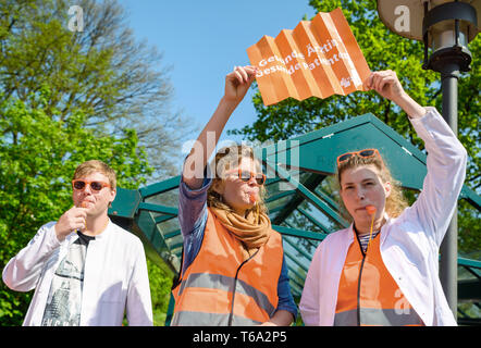 Oldenburg, Deutschland. 30 Apr, 2019. Zwei Ärzte aus der kommunalen Krankenhäuser in Niedersachsen stehen vor dem Oldenburger Klinik bei einem Warnstreik mit einem Karton Schild "Gesund Arzt - gesunde Patienten. Die medizinische Organisation Marburger Bund hat für den Warnstreik aufgerufen. Credit: mohssen Assanimoghaddam/dpa/Alamy leben Nachrichten Stockfoto
