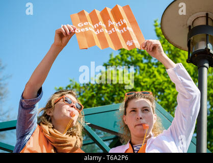 Oldenburg, Deutschland. 30 Apr, 2019. Zwei Ärzte aus der kommunalen Krankenhäuser in Niedersachsen stehen vor dem Oldenburger Klinik bei einem Warnstreik mit einem Karton Schild "Gesund Arzt - gesunde Patienten. Die medizinische Organisation Marburger Bund hat für den Warnstreik aufgerufen. Credit: mohssen Assanimoghaddam/dpa/Alamy leben Nachrichten Stockfoto