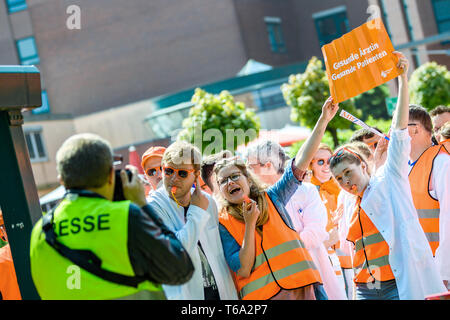 Oldenburg, Deutschland. 30 Apr, 2019. Aerzte an kommunalen Krankenhaeusern in Niedersachsen sind im warnstreik am Oldenburger Klinik. Die medizinische Organisation Marburger Bund hatte für diese genannt. Credit: mohssen Assanimoghaddam/dpa/Alamy leben Nachrichten Stockfoto