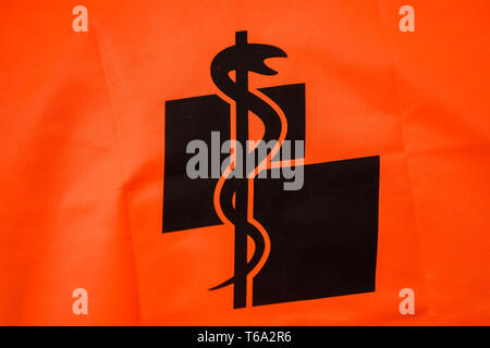 Oldenburg, Deutschland. 30 Apr, 2019. Ein Blick auf das Symbol "Rescue zeichen Arzt', auf einer Warnweste am Rand von einem Warnstreik. Credit: mohssen Assanimoghaddam/dpa/Alamy leben Nachrichten Stockfoto