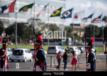 Brasilia, Brasilien. 30 Apr, 2019. Brasilianische Wachposten der Ehre erwarten die Ankunft der deutsche Außenminister Maas im Außenministerium in der Brasilianischen Hauptstadt. Die Maas Reise nach Lateinamerika ist der Auftakt zu einer politischen und wirtschaftlichen offensive Beziehungen zu dem Kontinent wieder zu stärken. Credit: Fabian Sommer/dpa/Alamy leben Nachrichten Stockfoto