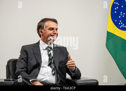 Brasilia, Brasilien. 30 Apr, 2019. Jair Bolsonaro, Präsident von Brasilien, hält seinen Daumen hoch bei dem Treffen mit Außenminister Maas. Maas ist der erste Deutsche Regierung Mitglied Brasilien zu besuchen nach der Wahl von Rechtspopulistischen Jair Bolsonaro als Präsident. Credit: Fabian Sommer/dpa/Alamy leben Nachrichten Stockfoto