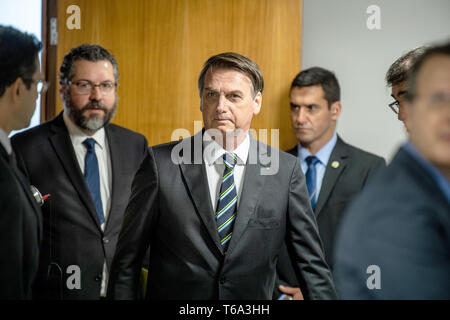 Brasilia, Brasilien. 30 Apr, 2019. Jair Bolsonaro (M), Präsident von Brasilien, kommt Außenminister Maas zu erfüllen. Maas ist der erste Deutsche Regierung Mitglied Brasilien zu besuchen nach der Wahl von Rechtspopulistischen Jair Bolsonaro als Präsident. Credit: Fabian Sommer/dpa/Alamy leben Nachrichten Stockfoto