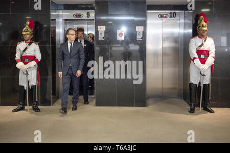 Brasilia, Brasilien. 30 Apr, 2019. Heiko Maas (SPD), Außenminister der Bundesrepublik Deutschland, verlässt einen Aufzug im Außenministerium in der Brasilianischen Hauptstadt. Die Maas Reise nach Lateinamerika ist der Auftakt zu einer politischen und wirtschaftlichen offensive Beziehungen zu dem Kontinent wieder zu stärken. Credit: Fabian Sommer/dpa/Alamy leben Nachrichten Stockfoto