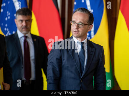 Brasilia, Brasilien. 30 Apr, 2019. Heiko Maas (SPD, r), Außenminister der Bundesrepublik Deutschland, verlässt die Pressekonferenz im Außenministerium. Die Maas Reise nach Lateinamerika ist der Auftakt zu einer politischen und wirtschaftlichen offensive Beziehungen zu dem Kontinent wieder zu stärken. Credit: Fabian Sommer/dpa/Alamy leben Nachrichten Stockfoto