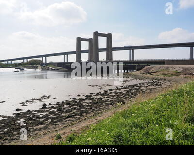 Elmley, Kent, Großbritannien. 30. April, 2019. UK Wetter: sonnig im Elmley, Kent. Blick auf die Brücke und Kingsferry Sheppey Überqueren der Vertiefungen. Credit: James Bell/Alamy leben Nachrichten Stockfoto