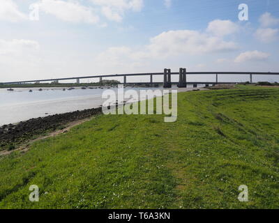 Elmley, Kent, Großbritannien. 30. April, 2019. UK Wetter: sonnig im Elmley, Kent. Blick auf die Brücke und Kingsferry Sheppey Überqueren der Vertiefungen. Credit: James Bell/Alamy leben Nachrichten Stockfoto