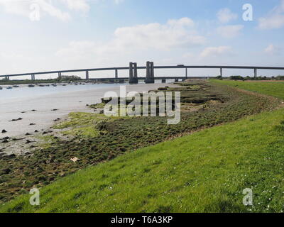 Elmley, Kent, Großbritannien. 30. April, 2019. UK Wetter: sonnig im Elmley, Kent. Blick auf die Brücke und Kingsferry Sheppey Überqueren der Vertiefungen. Credit: James Bell/Alamy leben Nachrichten Stockfoto