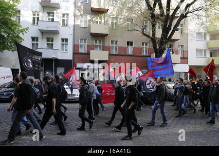 30 April 2019, Deutschland (Deutsch), Berlin: Teilnehmer einer Demonstration Spaziergang durch den Stadtteil Wedding. Die Demonstration linker Gruppen am Vorabend des 1. Mai unter dem Motto gehalten werden" Hände weg von Wedding". Die Teilnehmer wollen sich gegen hohe Mieten zu protestieren. Foto: Carsten Koall/dpa Stockfoto