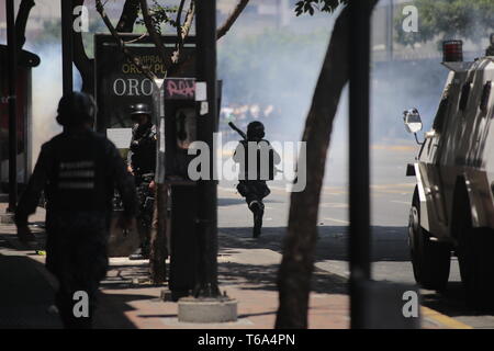 Caracas, Venezuela. 30 Apr, 2019. Nationalgarde Soldaten sind im Einsatz gegen die Demonstranten. Nach dem Aufstand einiger Soldaten gegen die Regierung Venezuelas Präsident Maduro, Demonstranten und Regierung - loyale Sicherheitskräfte in der Hauptstadt Caracas haben hart gekämpft. Credit: Rafael Hernandez/dpa/Alamy leben Nachrichten Stockfoto