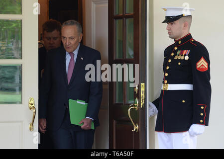 Washington DC, USA. 30 Apr, 2019. Senate Majority Leader Chuck Schumer zusammen mit anderen Demokraten kommt der Beteiligung außerhalb des Westflügels nach ihrer Sitzung auf die Infrastruktur mit Präsident Trump Credit: Christy Bowe/ZUMA Draht/Alamy leben Nachrichten Stockfoto