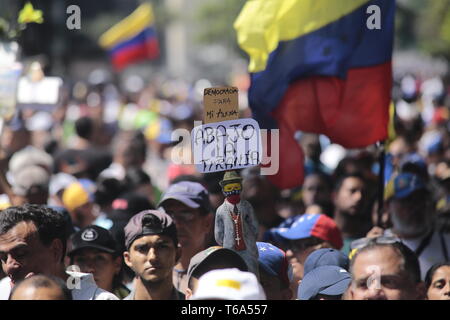 30 April 2019, Venezuela, Caracas: "Weg mit der Tyrannei", steht über eine Puppe mit einen Rosenkranz und in der Venezolanischen Farben bei einer Massenkundgebung gegen die Regierung von Staatschef Maduro. Nach dem Aufstand einiger Soldaten gegen die Regierung, Demonstranten und Regierung - loyale Sicherheitskräfte in der Hauptstadt Caracas haben hart gekämpft. Guaido genannt Soldaten und der Bevölkerung zu revoltieren. Foto: Rafael Hernandez/dpa Stockfoto