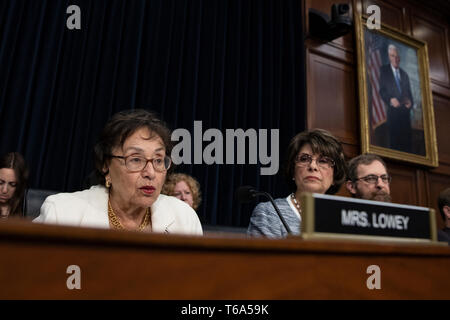 Vertreter Nita Lowey, Demokrat aus New York, bittet die Abteilung für Innere Sicherheit Kevin McAleenan eine Frage als Er bezeugt vor dem US-Repräsentantenhaus Mittel Ausschuß während einer Anhörung über die Abteilung für Innere Sicherheit Budget für das Geschäftsjahr 2020 auf dem Capitol Hill in Washington, DC am 30. April 2019. Credit: Alex Edelman/CNP/MediaPunch Stockfoto