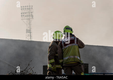 Essex Feuerwehr erfolgreich zu einem Brand, der kurz nach 17.20 Uhr in einem Lager auf der linken Seite der weit Post Bar Eingang an Southend United Football Ground, Wurzeln Halle brach besucht. Paletten mit Kunstrasen der ehemaligen David Beckham Academy gefangen. Die Polizei berichtet, wie die Behandlung der Feuer als bewusste. Keine Verletzungen berichtet. Stockfoto