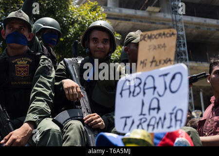 Caracas, Venezuela. 30 Apr, 2019. "Weg mit der Tyrannei", ist auf dem Plakat eines Demonstrators auf einer Massenkundgebung der Opposition, in denen auch Soldaten nehmen Sie Teil geschrieben. Nach der Rebellion einiger Soldaten gegen die Venezolanische Präsident Maduro, viele Menschen auf die Straße, die Opposition zu unterstützen. Credit: Ruben Sevilla Marke/dpa/Alamy leben Nachrichten Stockfoto