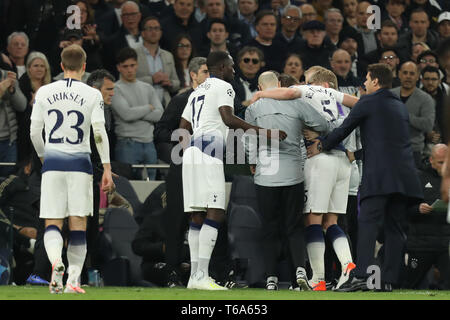 Tottenham Hotspur Stadion, London, UK. 30 Apr, 2019. UEFA Champions League Fußball, Halbfinale, Hinspiele, Tottenham Hotspur gegen Ajax; Jan Vertonghen von Tottenham Hotspur erlischt verletzt Quelle: Aktion plus Sport/Alamy leben Nachrichten Stockfoto