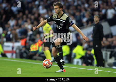 London, Großbritannien. 30 Apr, 2019. Joel Veltman von Ajax in Action. UEFA Champions League, Halbfinale, Hinspiele übereinstimmen, Tottenham Hotspur v Ajax an der Tottenham Hotspur Stadion in London am Dienstag, 30. April 2019. Dieses Bild dürfen nur für redaktionelle Zwecke verwendet werden. Nur die redaktionelle Nutzung, eine Lizenz für die gewerbliche Nutzung erforderlich. Keine Verwendung in Wetten, Spiele oder einer einzelnen Verein/Liga/player Publikationen. Credit: Andrew Orchard sport Fotografie/Alamy leben Nachrichten Stockfoto