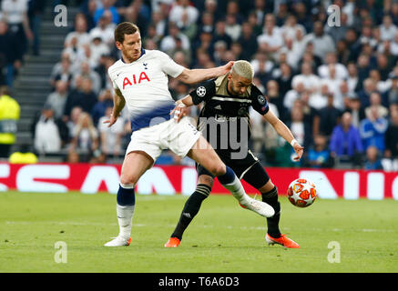 London, Vereinigtes Königreich. 30 Apr, 2019. Tottenham Hotspur Jan Vertonghen und Hakim Ziyechof Ajax während UEFA Championship League Halbfinale 1 Bein zwischen den Tottenham Hotspur und Ajax bei Tottenham Hotspur Stadion, London, Großbritannien am 30 Apr 2019 Credit: Aktion Foto Sport/Alamy leben Nachrichten Stockfoto