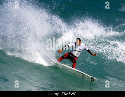 Apr 26, 2000; Great Ocean Road, Australien; Aktuelle #1 Welt surfer SUNNY GARCIA, 30, (Hawaii) hat zurück gewonnen Titel zurück in den ersten 2 Fällen auf der ASP World Championship Tour (WCT) durch das Gewinnen der Brasilianischen Flavio Padaratz @ der Rip Curl Pro Surf Contest. Quelle: Pierre Tostee/ASP-Images/ZUMAPRESS.com/Alamy leben Nachrichten Stockfoto