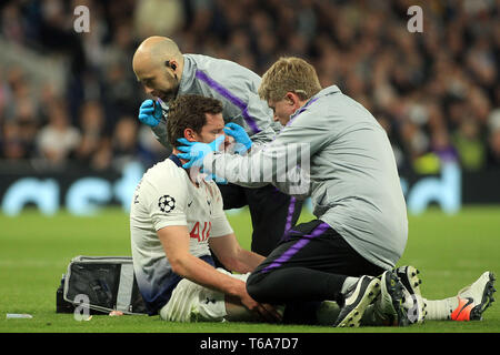 London, Großbritannien. 30 Apr, 2019. Jan Vertonghen von Tottenham Hotspur erhält die Behandlung nach einer Kollision mit seinem Teamkollegen Toby Alderweireld und Andre Onana von Ajax. UEFA Champions League, Halbfinale, Hinspiele übereinstimmen, Tottenham Hotspur v Ajax an der Tottenham Hotspur Stadion in London am Dienstag, 30. April 2019. Dieses Bild dürfen nur für redaktionelle Zwecke verwendet werden. Nur die redaktionelle Nutzung, eine Lizenz für die gewerbliche Nutzung erforderlich. Keine Verwendung in Wetten, Spiele oder einer einzelnen Verein/Liga/player Publikationen. Credit: Andrew Orchard sport Fotografie/Alamy leben Nachrichten Stockfoto