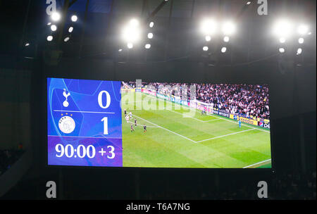 LONDON, VEREINIGTES KÖNIGREICH. 30 April, 2019. Anzeiger zeigen die endgültige Punktzahl während UEFA Championship League Halbfinale 1 Bein zwischen den Tottenham Hotspur und Ajax bei Tottenham Hotspur Stadion, London, Großbritannien am 30 Apr 2019 Credit Aktion Foto Sport FA Premier League und der Football League Bilder unterliegen DataCo Lizenz sind. Redaktionelle Verwendung nur. Kein Print Sales. Keine persönlichen Gebrauch. Keine unbezahlten Einsatz Credit: Aktion Foto Sport/Alamy leben Nachrichten Stockfoto