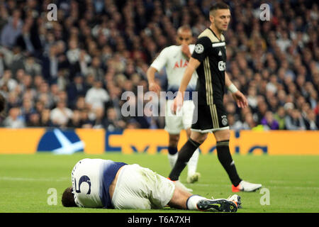 London, Großbritannien. 30 Apr, 2019. Jan Vertonghen von Tottenham Hotspur auf dem Boden liegt verletzt. UEFA Champions League, Halbfinale, Hinspiele übereinstimmen, Tottenham Hotspur v Ajax an der Tottenham Hotspur Stadion in London am Dienstag, 30. April 2019. Dieses Bild dürfen nur für redaktionelle Zwecke verwendet werden. Nur die redaktionelle Nutzung, eine Lizenz für die gewerbliche Nutzung erforderlich. Keine Verwendung in Wetten, Spiele oder einer einzelnen Verein/Liga/player Publikationen. Credit: Andrew Orchard sport Fotografie/Alamy leben Nachrichten Stockfoto