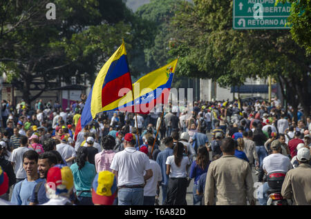 Caracas, Miranda, Venezuela. 30 Apr, 2019. Guaid '' "Civic-militärische Bewegung findet über Caracas Air Base in der letzten Phase der Operation Liberty (Credit Bild: © Jimmy VillaltaZUMA Draht) Credit: ZUMA Press, Inc./Alamy leben Nachrichten Stockfoto