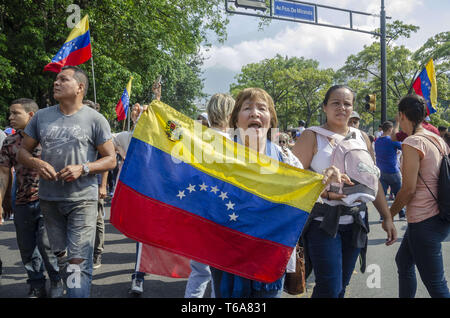 Caracas, Miranda, Venezuela. 30 Apr, 2019. Guaid '' "Civic-militärische Bewegung findet über Caracas Air Base in der letzten Phase der Operation Liberty (Credit Bild: © Jimmy VillaltaZUMA Draht) Credit: ZUMA Press, Inc./Alamy leben Nachrichten Stockfoto