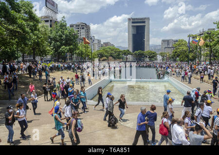 Caracas, Miranda, Venezuela. 30 Apr, 2019. Guaid '' "Civic-militärische Bewegung findet über Caracas Air Base in der letzten Phase der Operation Liberty (Credit Bild: © Jimmy VillaltaZUMA Draht) Credit: ZUMA Press, Inc./Alamy leben Nachrichten Stockfoto