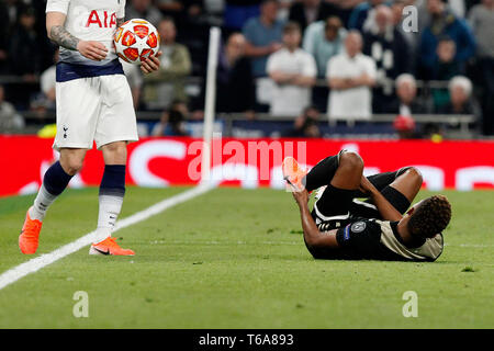 London, Großbritannien. 30 Apr, 2019. David Neres von Ajax ist während der UEFA Champions League Finale zwischen den Tottenham Hotspur und Ajax bei Tottenham Hotspur Stadion, London, England am 30. April 2019 verletzt. Foto von Carlton Myrie. Nur die redaktionelle Nutzung, eine Lizenz für die gewerbliche Nutzung erforderlich. Keine Verwendung in Wetten, Spiele oder einer einzelnen Verein/Liga/player Publikationen. Credit: UK Sport Pics Ltd/Alamy leben Nachrichten Stockfoto