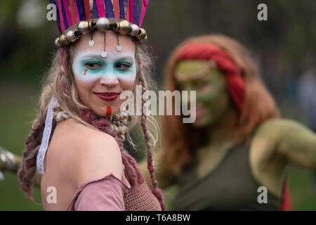 Edinburgh, Schottland, Großbritannien. 30 April, 2019. Beltane Fire Festival läutet im Sommer am Dienstag, 30. April mit einer spektakulären Darstellung von Feuer, immersive Theater, Trommeln, Body Paint und aufwendigen Kostümen. Von manchen als die mittelalterlichen Burning Man beschrieben, diese Alternative zum Tag der Feier wird neu der alten keltischen Festival mit rund 300 freiwilligen Darsteller für Tausende von Zuschauern aus der ganzen Welt auf Calton Hill, Edinburgh. Credit: Iain Masterton/Alamy leben Nachrichten Stockfoto