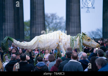 Edinburgh, Schottland, Großbritannien. 30 April, 2019. Beltane Fire Festival läutet im Sommer am Dienstag, 30. April mit einer spektakulären Darstellung von Feuer, immersive Theater, Trommeln, Body Paint und aufwendigen Kostümen. Von manchen als die mittelalterlichen Burning Man beschrieben, diese Alternative zum Tag der Feier wird neu der alten keltischen Festival mit rund 300 freiwilligen Darsteller für Tausende von Zuschauern aus der ganzen Welt auf Calton Hill, Edinburgh. Credit: Iain Masterton/Alamy leben Nachrichten Stockfoto