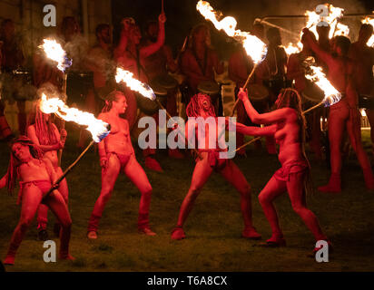 Edinburgh, Schottland, Großbritannien. 30 April, 2019. Beltane Fire Festival läutet im Sommer am Dienstag, 30. April mit einer spektakulären Darstellung von Feuer, immersive Theater, Trommeln, Body Paint und aufwendigen Kostümen. Von manchen als die mittelalterlichen Burning Man beschrieben, diese Alternative zum Tag der Feier wird neu der alten keltischen Festival mit rund 300 freiwilligen Darsteller für Tausende von Zuschauern aus der ganzen Welt auf Calton Hill, Edinburgh. Credit: Iain Masterton/Alamy leben Nachrichten Stockfoto