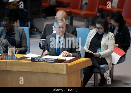 Vereinten Nationen, UN-Hauptquartier in New York. 30 Apr, 2019. Jean-Pierre Lacroix (Vorne), die UNO-Untergeneralsekretär für Friedensoperationen Schriftsatz ein UN-Sicherheitsrat über die Situation im Sudan und im Südsudan einschließlich der Situation in Abyei, auf das UN-Hauptquartier in New York, am 30. April 2019. Credit: Li Muzi/Xinhua/Alamy leben Nachrichten Stockfoto