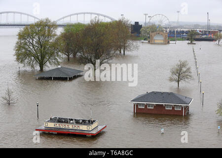 Davenport, Iowa, USA. 30 Apr, 2019. Mississippi Fluss Hochwasser abdeckung LeClaire Park in der Innenstadt von Davenport Dienstag, 30. April 2019. Credit: Kevin E. Schmidt/Viererkabel - Zeiten/ZUMA Draht/Alamy leben Nachrichten Stockfoto