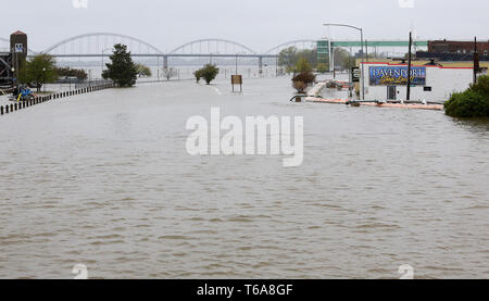 Davenport, Iowa, USA. 30 Apr, 2019. Der Mississippi River ist an Crest bei 22,2 ft erwartet Mittwoch Nacht der Datensatz wurde im Jahr 1993 mit 22,6 Fuß gesetzt. Credit: Kevin E. Schmidt/Viererkabel - Zeiten/ZUMA Draht/Alamy leben Nachrichten Stockfoto