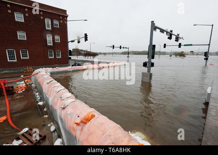 Davenport, Iowa, USA. 30 Apr, 2019. Die hochwasserschutzwand erstellt mit hesco Barrieren an Perry Street und River Drive in der Innenstadt von Davenport, Iowa Dienstag, 30. April 2019. Credit: Kevin E. Schmidt/Viererkabel - Zeiten/ZUMA Draht/Alamy leben Nachrichten Stockfoto