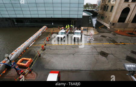 Davenport, Iowa, USA. 30 Apr, 2019. Davenport öffentliche Arbeiten Mitarbeiter arbeiten für das Pumpen von Wasser in der Nähe des Figge Art Museum in Davenport, Iowa Dienstag, 30. April 2019 Credit: Kevin E. Schmidt/Viererkabel - Zeiten/ZUMA Draht/Alamy leben Nachrichten Stockfoto