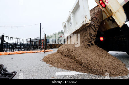 Davenport, Iowa, USA. 30 Apr, 2019. Tim Hazen mit Davenport öffentliche Arbeiten 15-Tonnen Sand und 1000 Sandsäcke an die Bud Skyline Riverview in Davenport Dienstag, 30. April 2019 ausgeliefert. Credit: Kevin E. Schmidt/Viererkabel - Zeiten/ZUMA Draht/Alamy leben Nachrichten Stockfoto